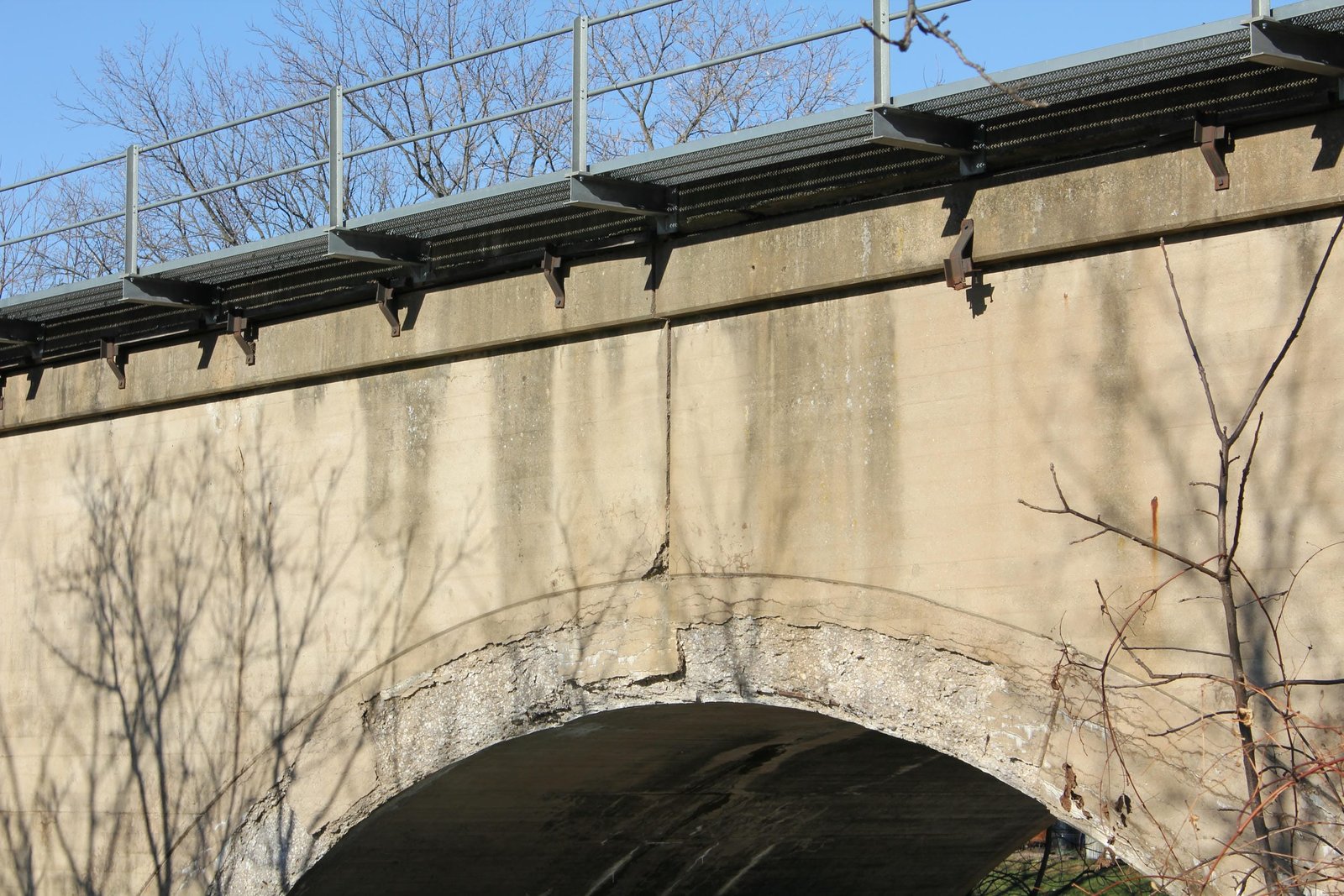 Expansion joint in arch